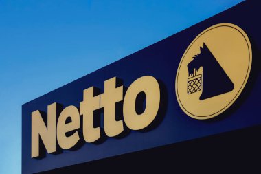 Tarnowo Podgorne, Polonya - 10 Kasım 2022. Bir süpermarketin girişindeki Netto logosu - Netto bir Danimarka indirim mağazaları zinciri.