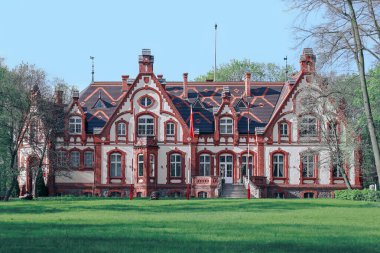 Chraplewo, Polonya - 3 Mayıs 2023. Chraplewo Sarayı, 1888 yılında inşa edilmiş, şu anda ilköğretim ve meslek okullarına ev sahipliği yapmaktadır..
