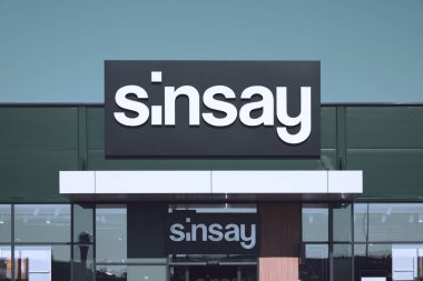 Grodzisk Wlkp, Polonya - 8 Mart 2024. Sinsay 'in logosu - Polonyalı çok uluslu giyim perakende şirketi Avrupa' nın pek çok ülkesinde faaliyet gösteriyor.