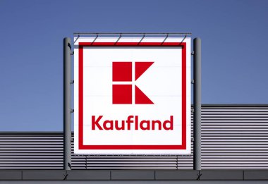 Şimdi Tomysl, Polonya - 15 Mayıs 2024. Kaufland logosu, bir Alman uluslararası hipermarket zinciri, Schwarz Gruppe 'nin bir parçası..