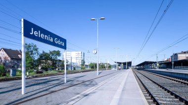 Jelenia Gora, Polonya - 30 Temmuz 2024. Güneşli bir yaz gününde Jelenia Gora tren istasyonu.