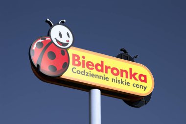 Buk, Polonya - 14 Ağustos 2024. Biedronka logosu mavi gökyüzü arka planına sahip - Biedronka, Portekizli Jeronimo Martins grubunun sahip olduğu popüler bir Polonya süpermarket zinciri..