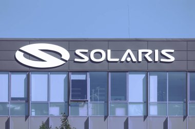 Bolechowo, Polonya - 14 Ağustos 2024. Solaris Otobüs ve Koç 'un logosu, Polonyalı otobüs üreticisi ve diğer toplu taşıma araçları.