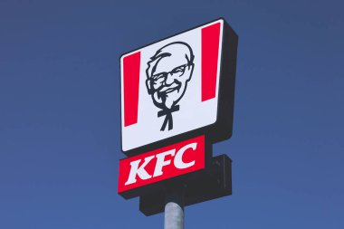 Zielona Gora, Polonya - 27 Eylül 2024. KFC fast food restoranları logosu mavi gökyüzü arkaplanlı.