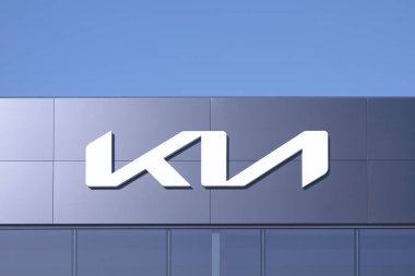Konin, Polonya - 17 Ekim 2024: Kia logosu, Güney Koreli otomobil üreticisi.