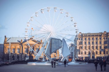 Poznan, Polonya - 5 Ocak 2020. Güneşli bir kış gününde Özgürlük Meydanı 'nda dönme dolap..