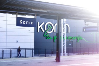 Konin, Polonya - 17 Ekim 2024: Konin 'deki yenilenmiş tren istasyonu.