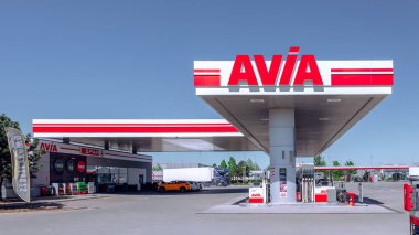 Wysogotowo, Polonya - 26 Nisan 2025: güneşli bir günde Avia benzin istasyonu. Avia, Avrupa ülkelerinde perakende yakıt ve diğer petrol ürünleri üreten İsviçreli bir şirket..