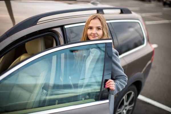 Fiatal Női Vezető Vezetői Autóját Unedr Perzselő Sun Egy Forró — Stock Fotó