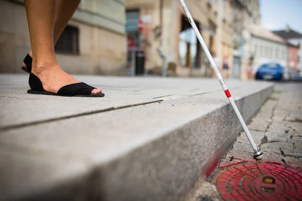 Blind Woman Walking City Streets Using Her White Cane Navigate — Stock Photo, Image