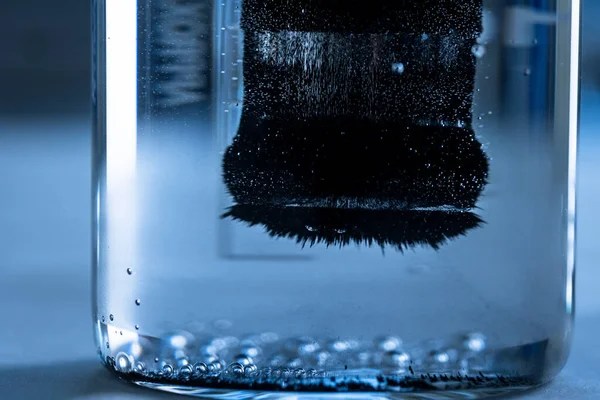 实验室中用于清洗有毒污染物中的水的纳米铁粒子 — 图库照片