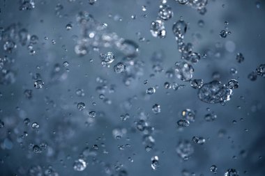 Su konsepti - yüzeyini yansıtan ışıkla akan nehir suyu - uzun pozlama çekimi