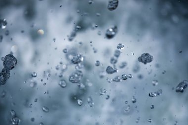 Su konsepti - yüzeyini yansıtan ışıkla akan nehir suyu - uzun pozlama çekimi