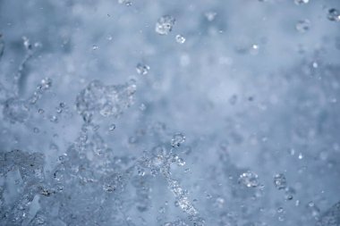 Su konsepti - yüzeyini yansıtan ışıkla akan nehir suyu - uzun pozlama çekimi