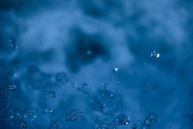 Su konsepti - yüzeyini yansıtan ışıkla akan nehir suyu - uzun pozlama çekimi