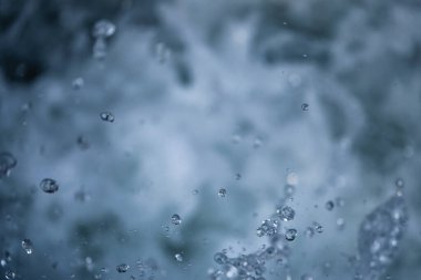 Su konsepti - yüzeyini yansıtan ışıkla akan nehir suyu - uzun pozlama çekimi