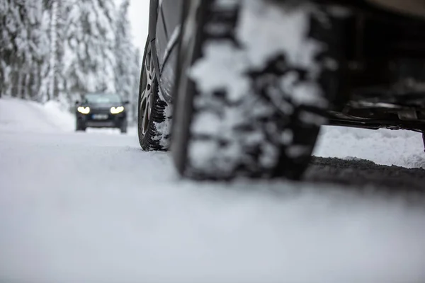Ormanların Ortasında Karlı Bir Kış Yolundaki Araba Dört Teker Çekiş — Stok fotoğraf