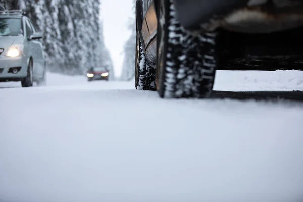 Autó Egy Havas Téli Úton Erdők Között Kihasználva Négy Kerék — Stock Fotó
