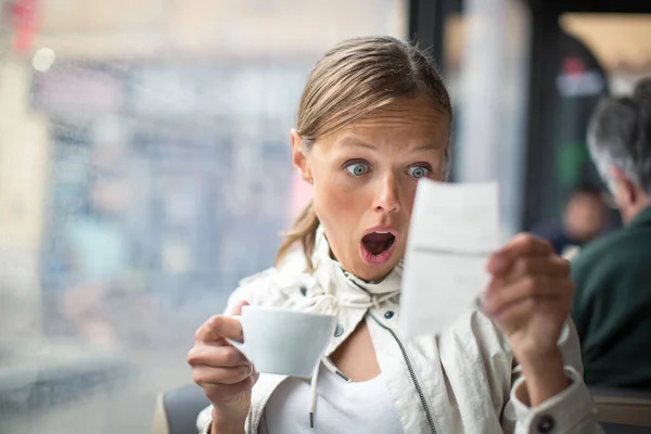 Söt Ung Kvinna Förbryllad Med Räkningen Kaffeshop Restaurang — Stockfoto