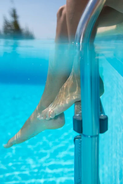 Молодая Женщина Бассейне Выполняет Несколько Синхронных Плавательных Упражнений — стоковое фото