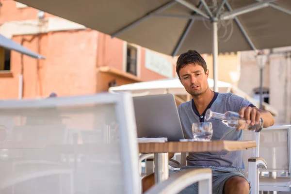 Jonge Mannelijke Freelancer Werkt Aan Zijn Laptop Computer Een Stad — Stockfoto