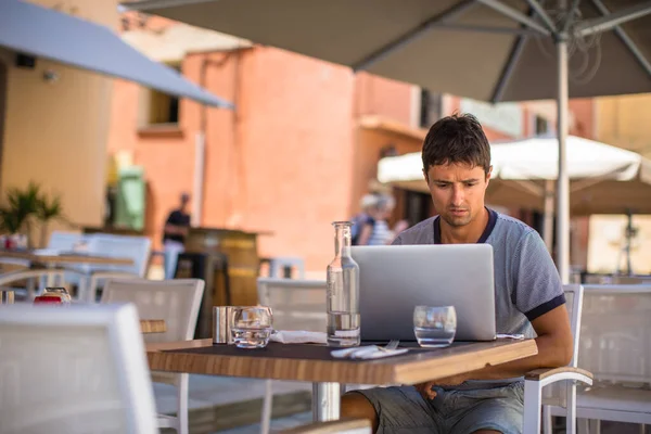 Junge Männliche Freiberufler Die Ihrem Laptop Einer Stadt Arbeiten Selbstbewusster — Stockfoto