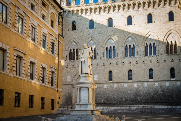 Άγαλμα Του Sallustio Bandini Μπροστά Από Palazzo Salimbeni Στη Σιένα — Φωτογραφία Αρχείου