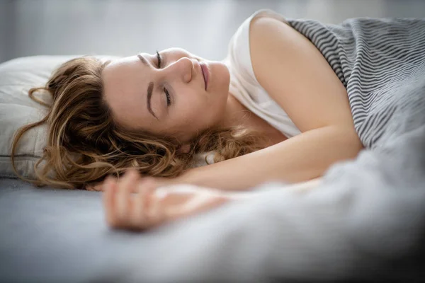 Όμορφη Νεαρή Γυναίκα Κοιμάται Στο Κρεβάτι Της Αργά Πρωί Ένα — Φωτογραφία Αρχείου