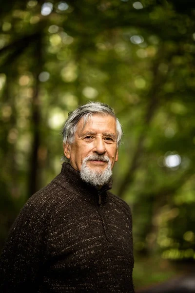 Anciano Caucásico Masculino Caminando Aire Libre Otoño Día Otoño — Foto de Stock