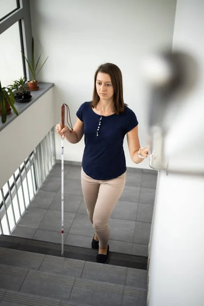 Blind Kvinna Går Stadens Gator Använder Sin Vita Käpp För — Stockfoto
