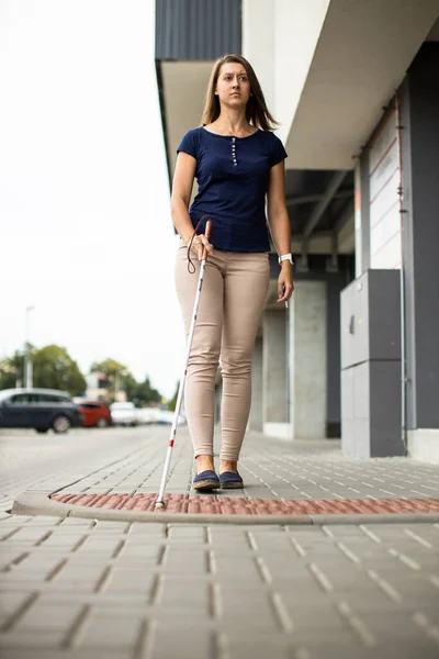 Slepá Žena Kráčí Ulicích Města Pomocí Své Bílé Hole Navigovat — Stock fotografie