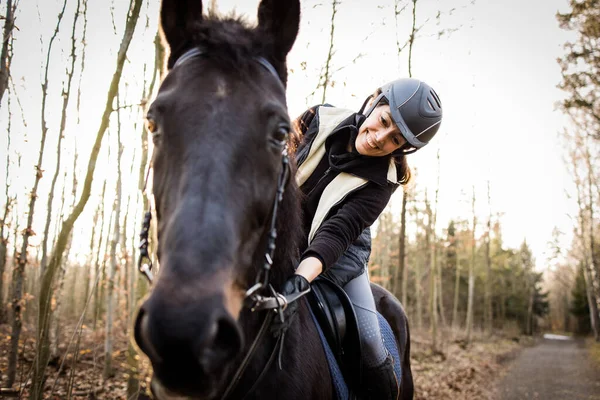 女性の馬に乗って屋外で彼女の美しい馬 — ストック写真