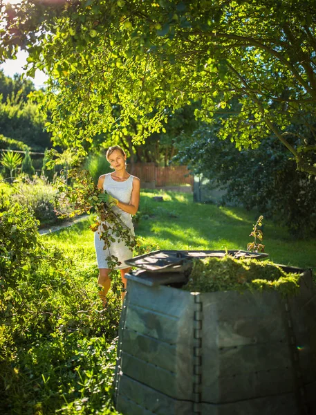 Bella Giovane Donna Giardinaggio Nel Suo Giardino Tagliare Rami Preparare — Foto Stock