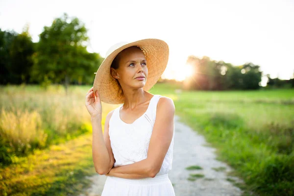 Mujer Bonita Joven Elegante Con Sombrero Cálida Luz Del Sol — Foto de Stock