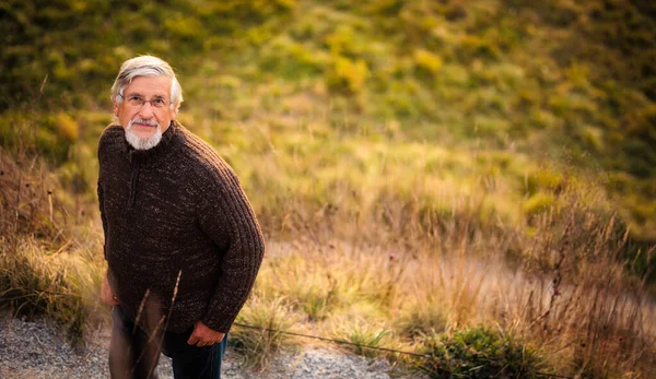 Пожилой Кавказский Мужчина Выходит Улицу Осенью Осенью — стоковое фото