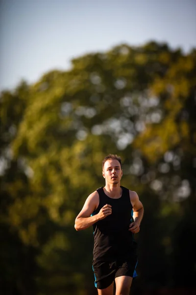 Yakışıklı Koşucu Güzel Bir Yaz Akşamında Dışarıda Koşuyor — Stok fotoğraf