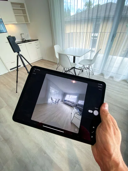 现代公寓内的3D旋转相机可供销售或出租 建筑师摄影师桌面设计理念 — 图库照片