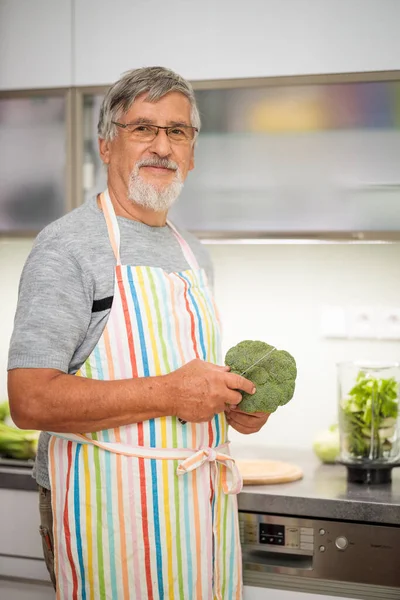 Homem Sênior Preparando Brócolis Cortando Brócolis Cozinha Doméstica Preparando Prato — Fotografia de Stock