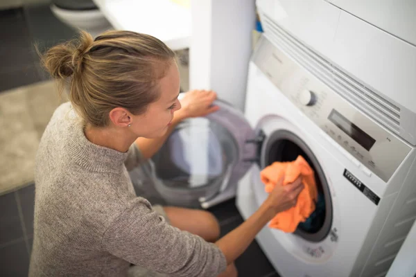 Uma Jovem Bonita Lavar Roupa Casa Escolhendo Cuidadosamente Produto Lavagem — Fotografia de Stock