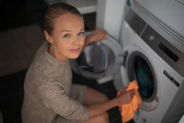 Όμορφη Νεαρή Γυναίκα Κάνει Μπουγάδα Στο Σπίτι Επιλέγοντας Προσεκτικά Προϊόν — Φωτογραφία Αρχείου