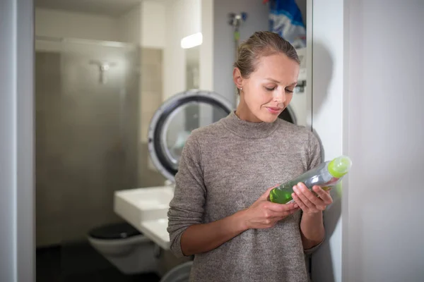 Söt Ung Kvinna Tvättar Hemma Välja Noga Tvättmedlet För Att — Stockfoto