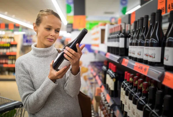 Mujer Guapa Joven Comprando Vino Tinto Una Tienda Recogiendo Plataforma — Foto de Stock