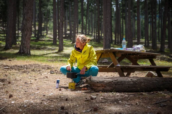 Güzel Genç Bayan Yürüyüşçü Bir Kamp Alanında Kahvaltı Hazırlıyor — Stok fotoğraf