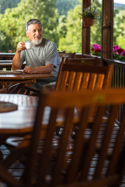 Bonito Homem Sênior Desfrutando Seu Café Manhã Terraço Hotel Montanha — Fotografia de Stock