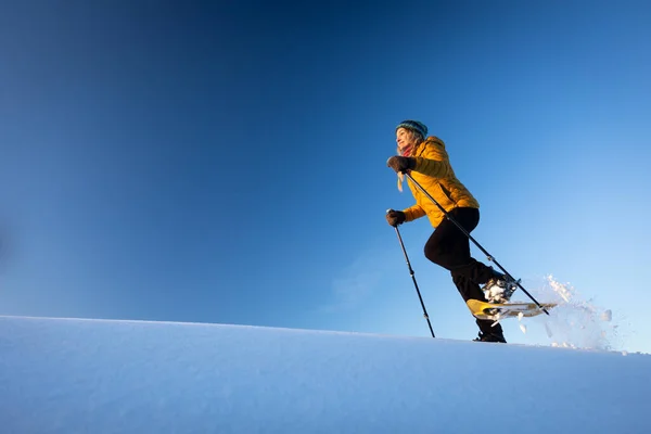 Raquetas Nieve Invierno Nieve Profunda Caminando Nieve Senderismo Las Montañas — Foto de Stock