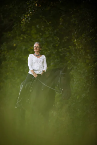 Uma Mulher Montada Cavalo Esporte Equestre Conceito Equitação Lazer — Fotografia de Stock