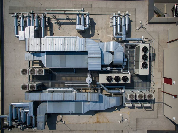Binanın Çatısındaki Havalandırma Sistemi Gelişmiş Havalandırma Havalandırma Sistemi Evin Çatısından — Stok fotoğraf