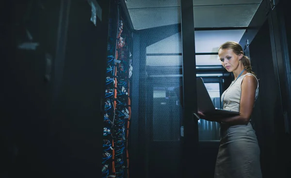 Ingenjör Stående Innan Arbetar Server Rack Gör Rutinunderhåll Kontroll Och — Stockfoto