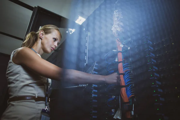 Ingenieur Staat Voor Het Werken Server Rack Doen Routine Onderhoud — Stockfoto