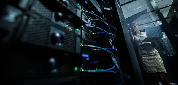 Ingenjör Stående Innan Arbetar Server Rack Gör Rutinunderhåll Kontroll Och — Stockfoto